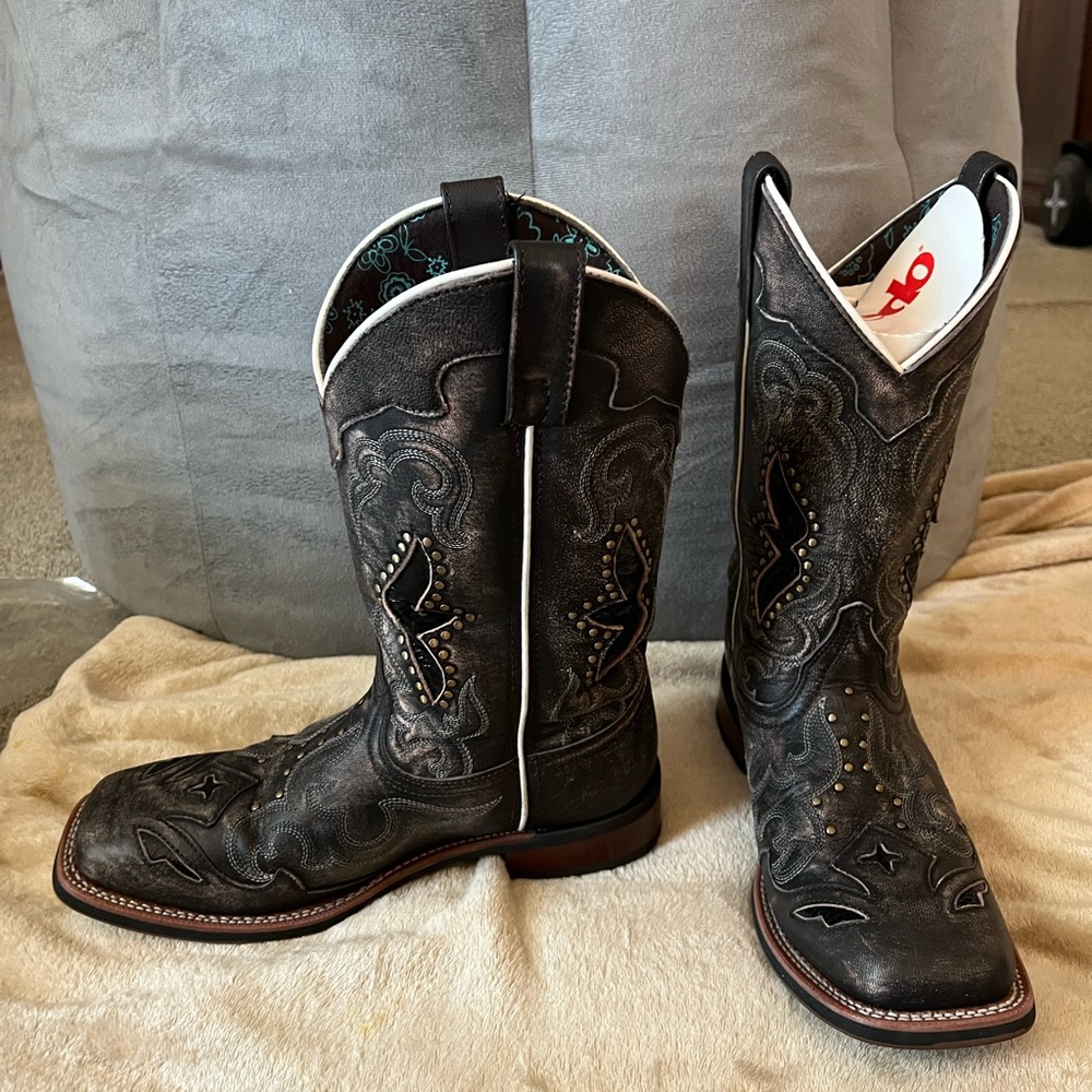 LAREDO WOMEN'S SPELLBOUND GOAT SKIN BOOTS
Black and tan, wore once, sz 9m...